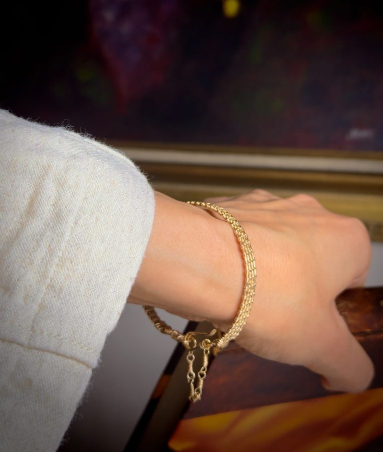 bracelet fait main élégant en or avec des détails délicats , bijou unique
